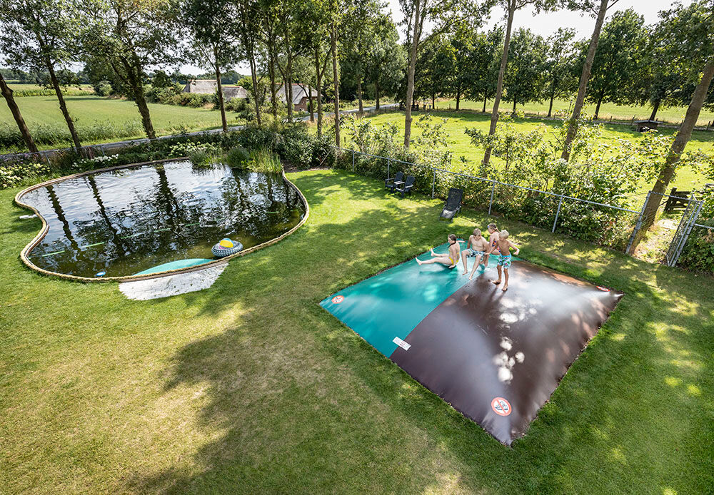 Airmountain sur mesure sur le thème de St. Janklooster pour les enfants. Achetez des airmountains gonflables maintenant en ligne chez JB Gonflables France